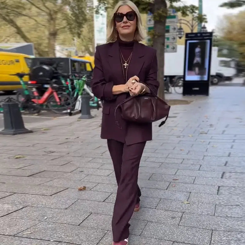 Valenzora | Fashionable two-piece suit. Stylish elegance for every occasion.