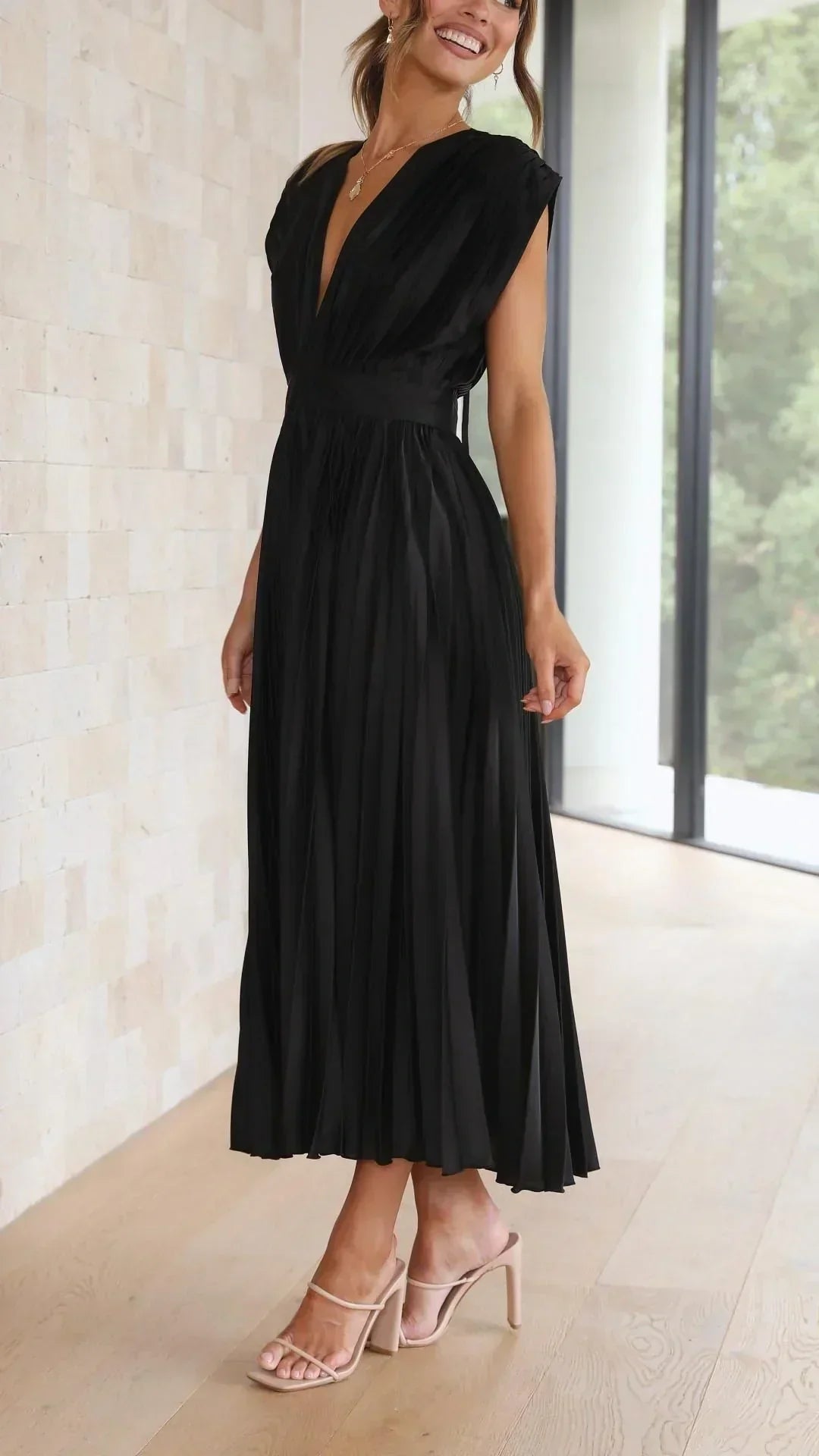 Valenzora | Dress with V-neck and back tie