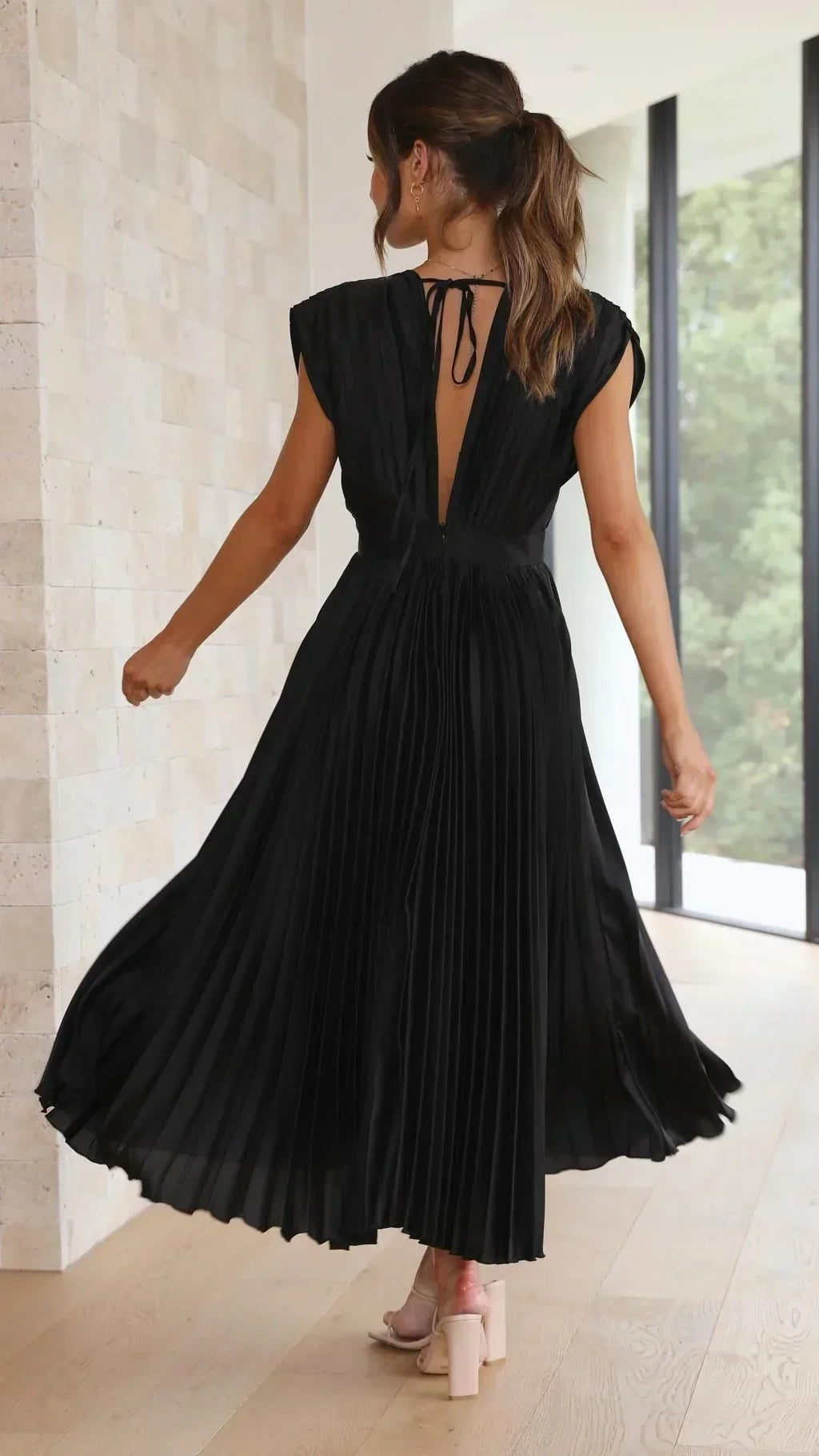Valenzora | Elektrisch plissiertes, elegantes ärmelloses Kleid