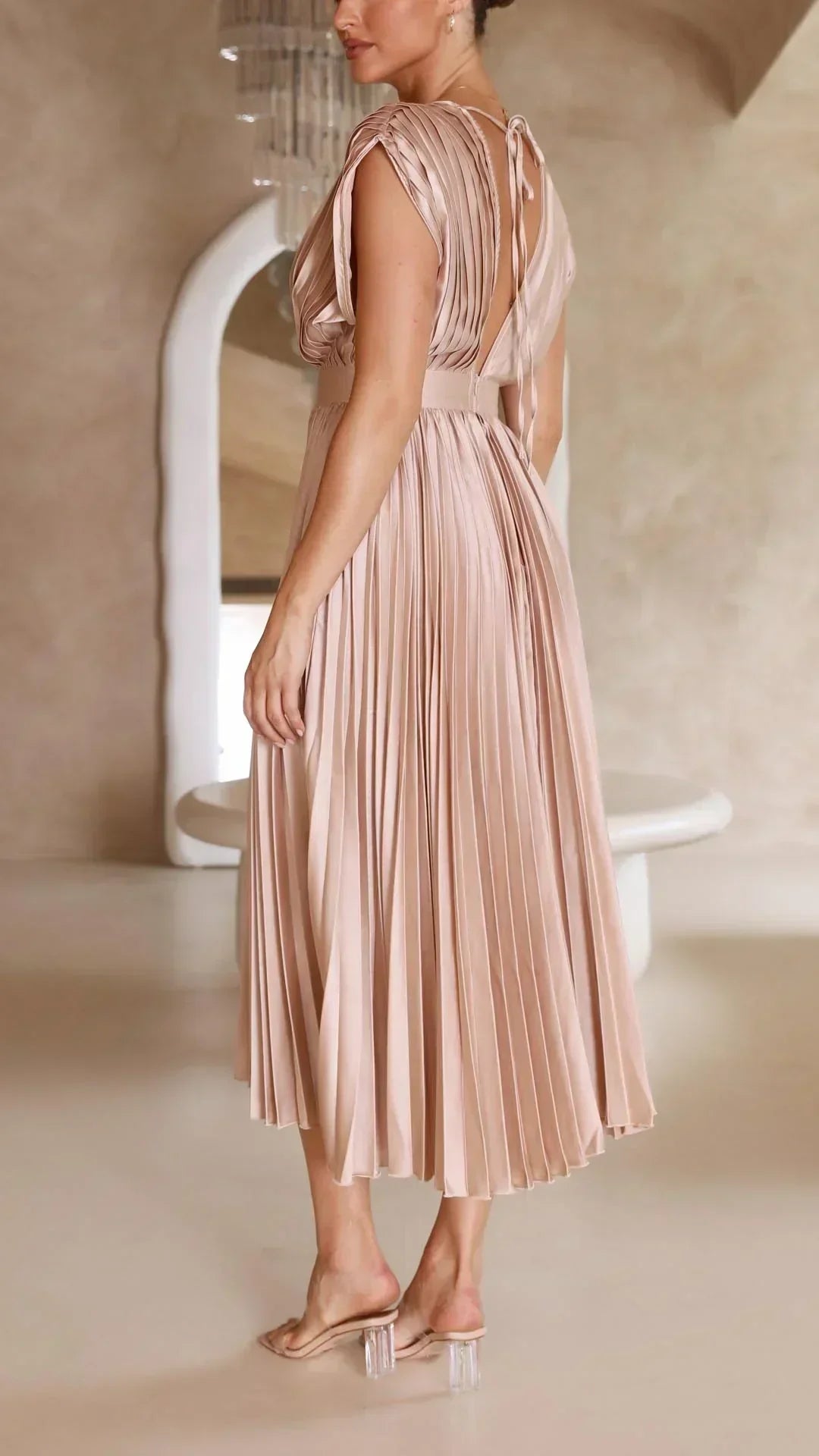 Valenzora | Elektrisch plissiertes, elegantes ärmelloses Kleid