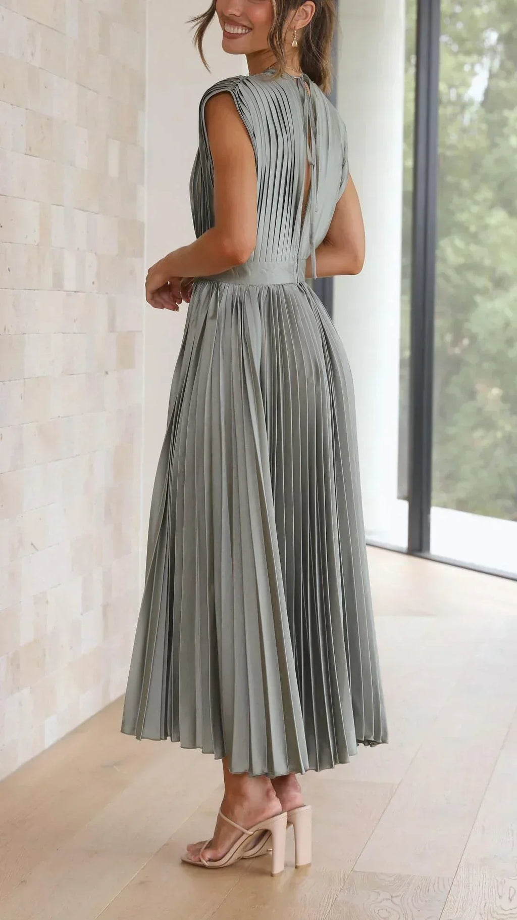 Valenzora | Elektrisch plissiertes, elegantes ärmelloses Kleid