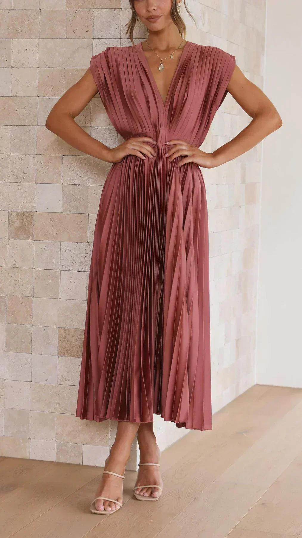 Valenzora | Sleeveless pleated midi dress