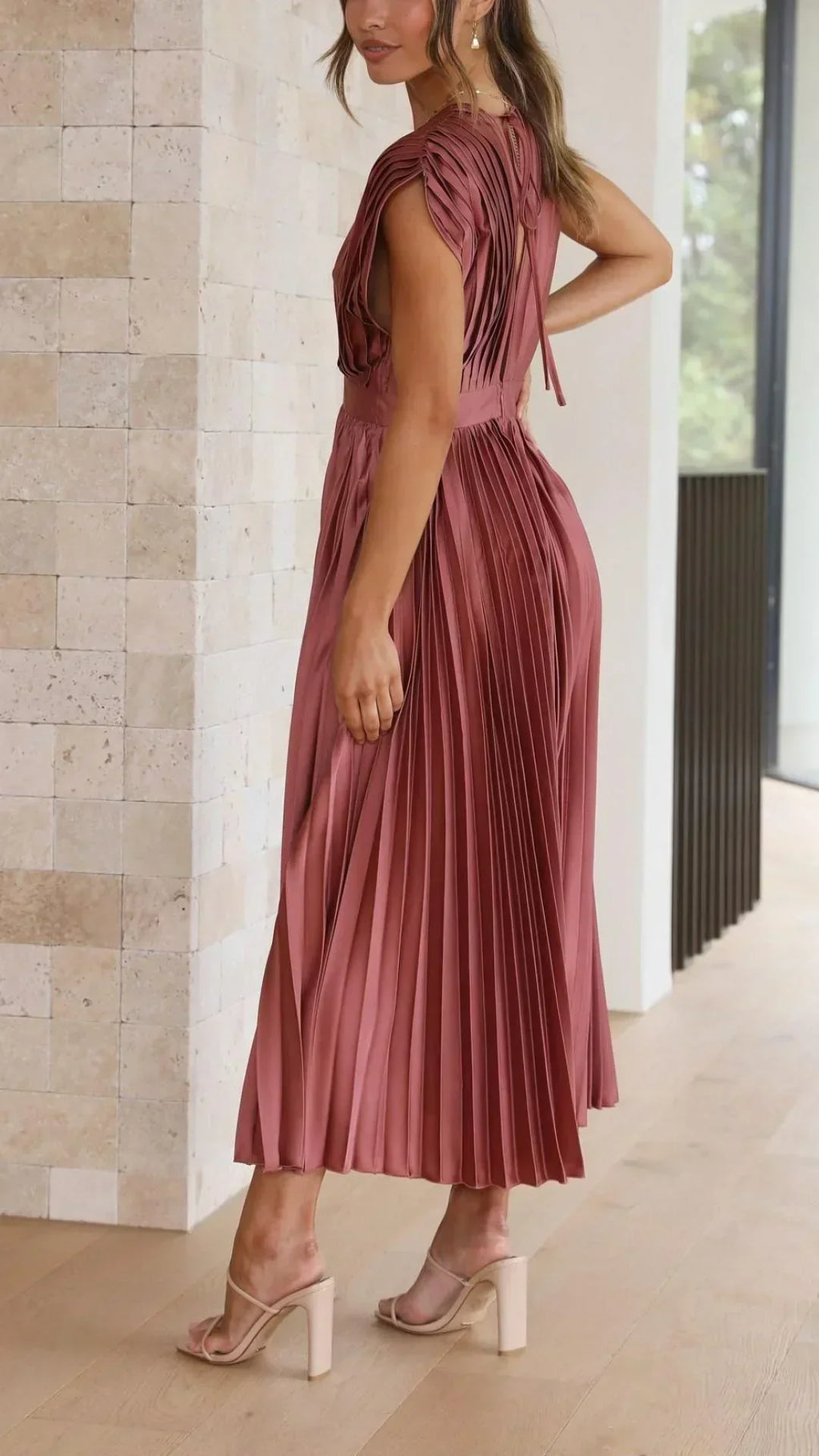 Valenzora | Dress with V-neck and back tie