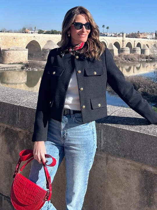 Fashionable cropped jacket
