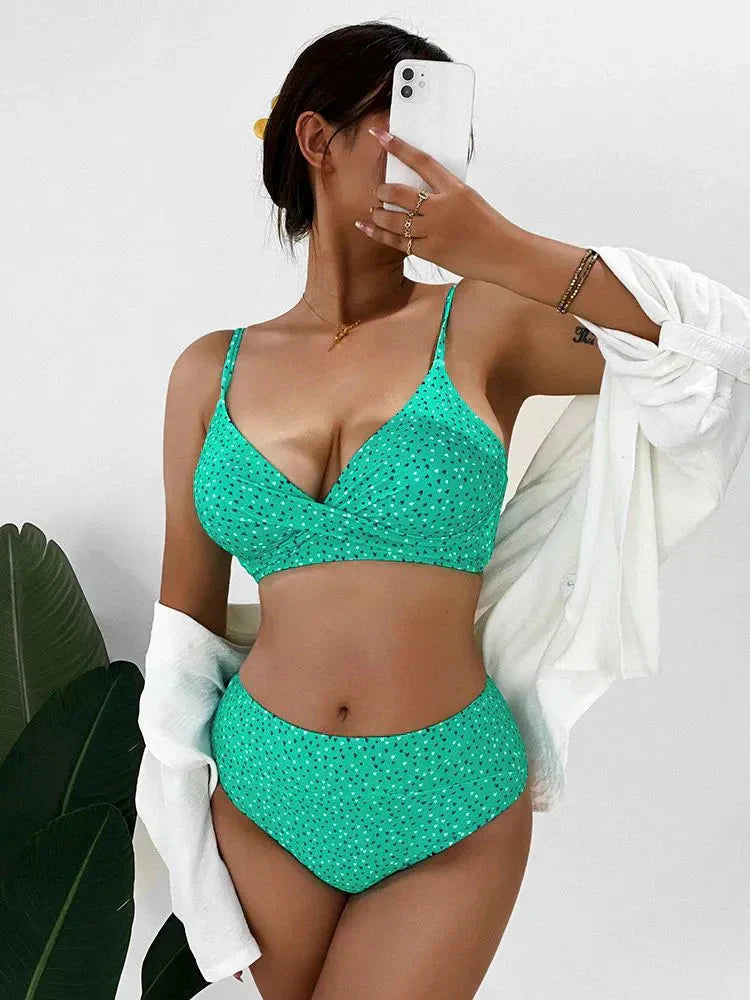 Valenzora | Bikini Set | High-waisted bikinis are the best beach outfits for this summer