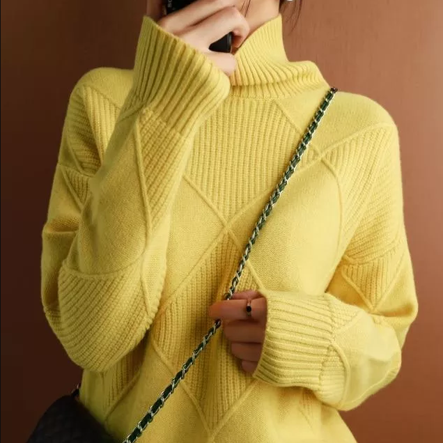 Valenzora Hannover – Locker sitzende Rollkragen-Strickjacke