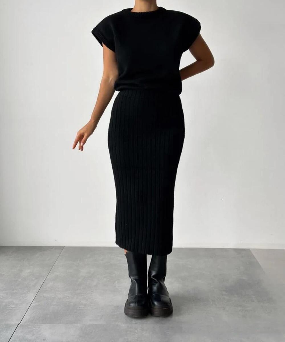 Two-piece ensemble: Sleeveless vest + knitted skirt