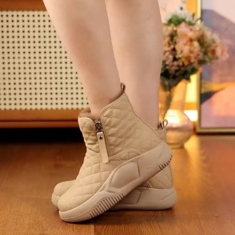 Short boots with side chain