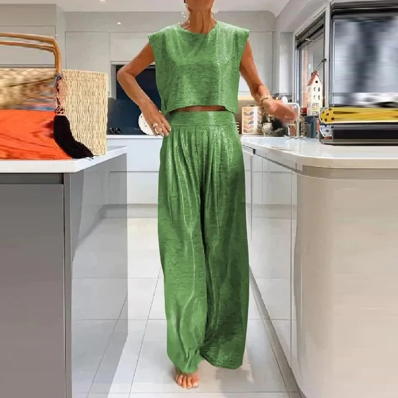 Glänzendes Damenoberteil und Hose