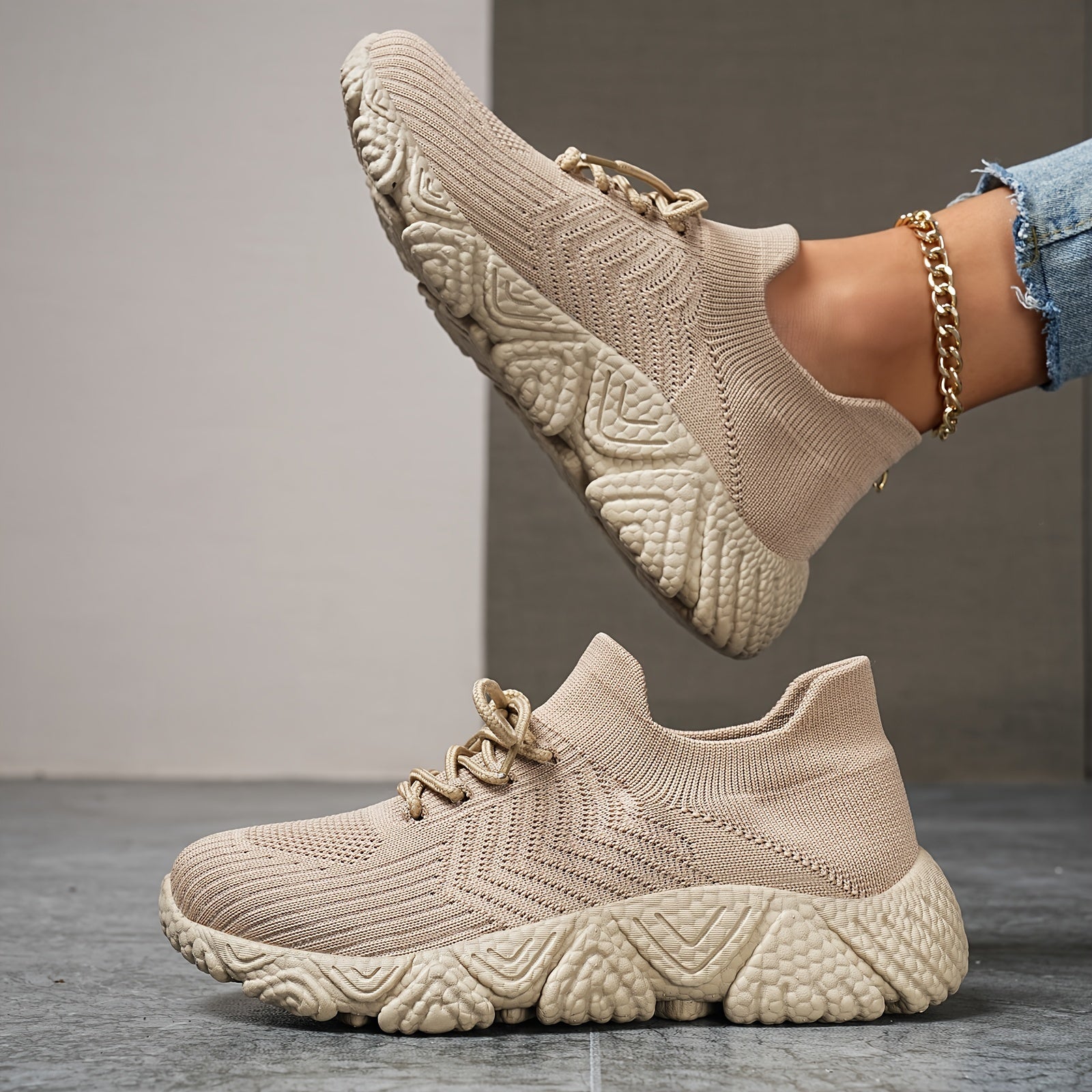 Valenzora | Breathable low-top sneakers in a solid color