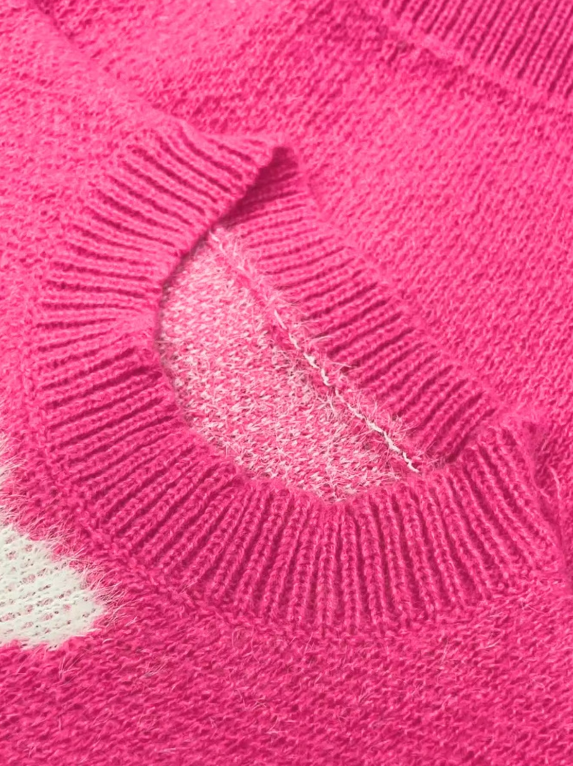 – Knitted sweater with heart print