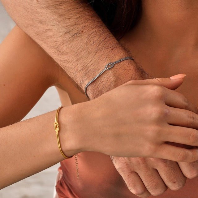 Valenzora | Minimalist bangle love knot