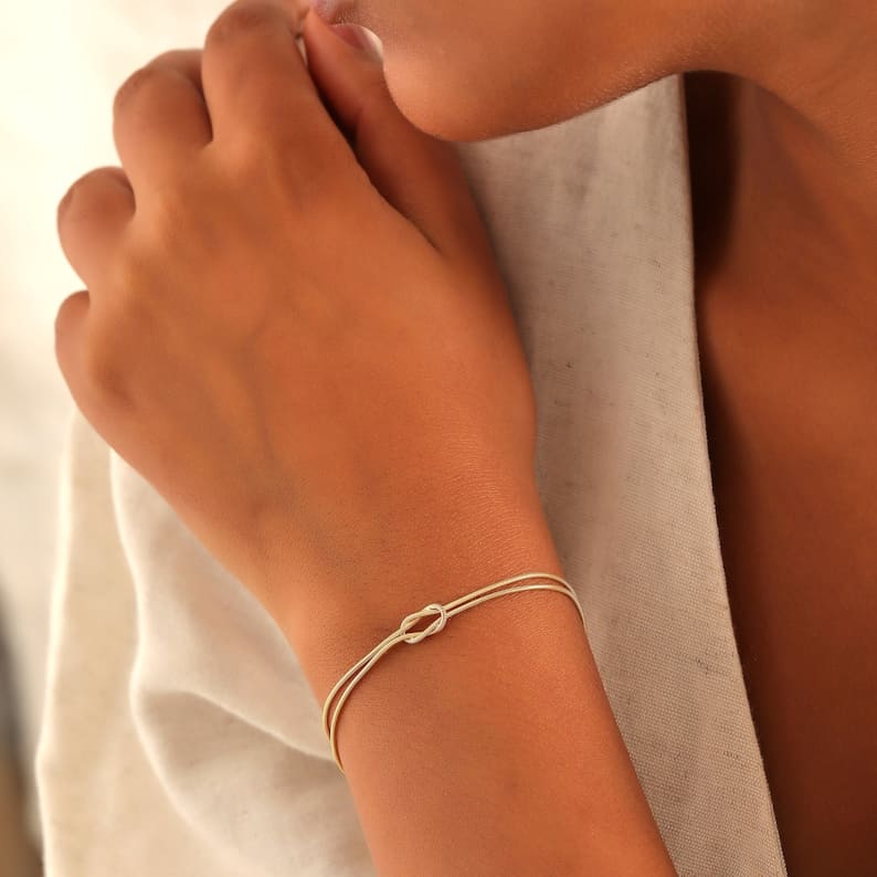 Valenzora | Minimalist bangle love knot