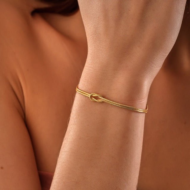 Valenzora | Minimalist bangle love knot