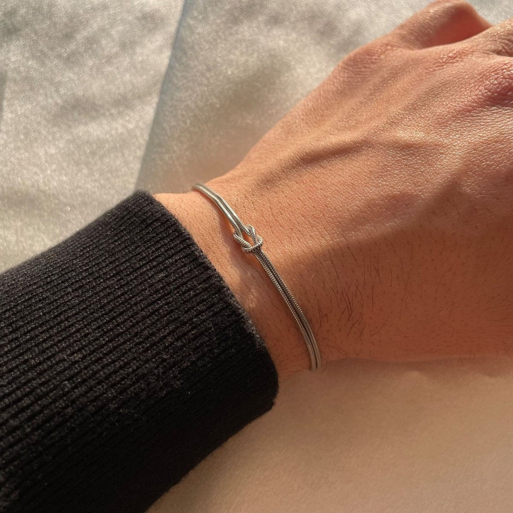 Valenzora | Minimalist bangle love knot