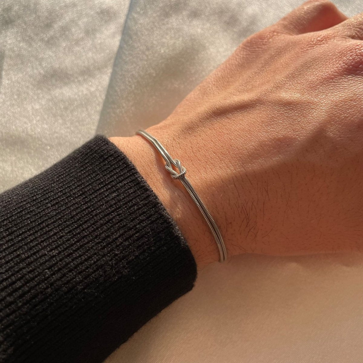 Valenzora | Minimalist bangle love knot