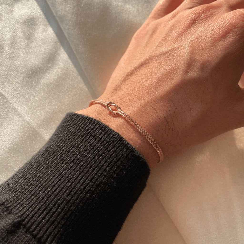 Valenzora | Minimalist bangle love knot