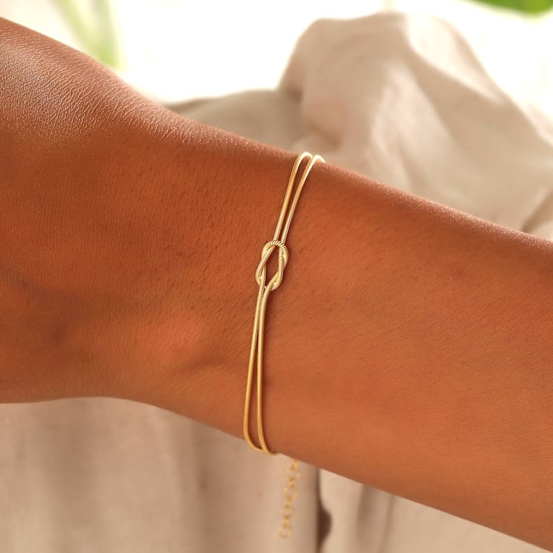 Valenzora | Elegant Love Knot Bracelet for Women
