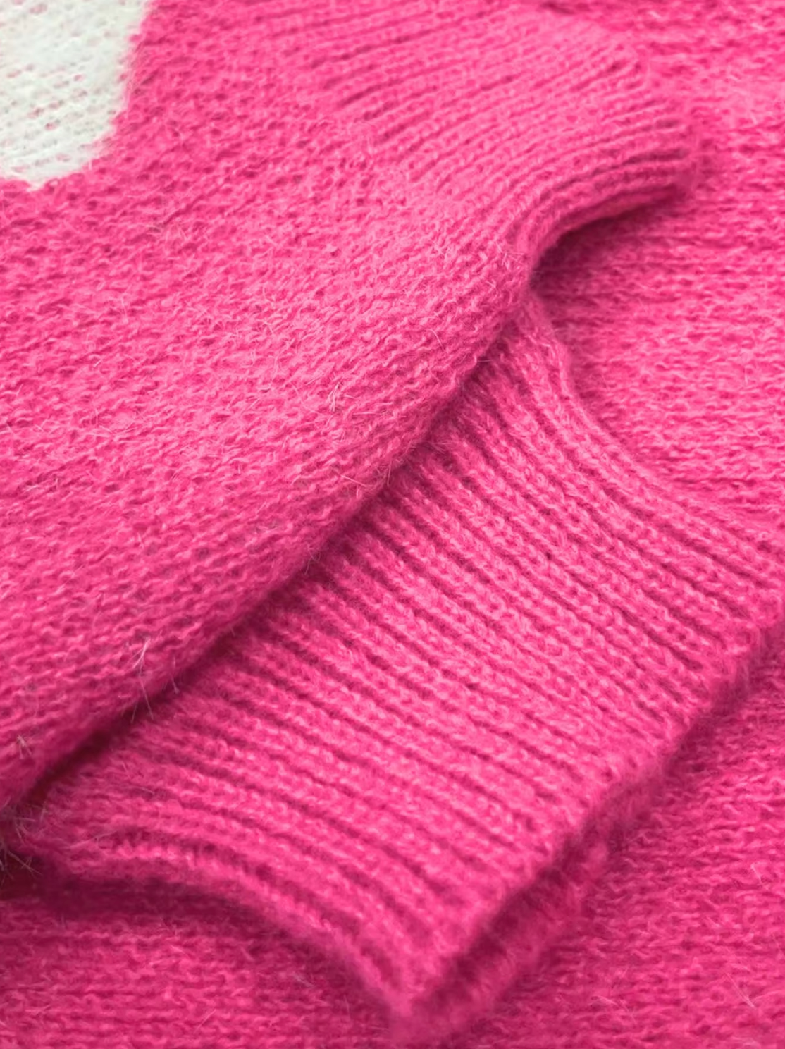 – Knitted sweater with heart print