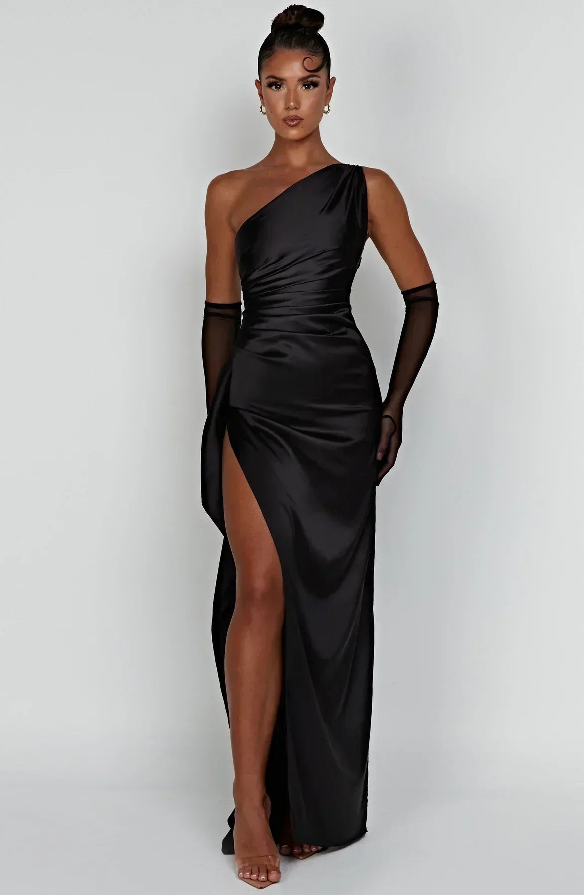 Valenzora | Elegantes schulterfreies Satinkleid mit Schlitz
