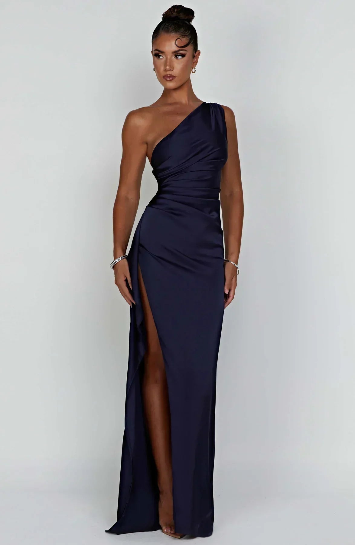 Valenzora | Elegantes schulterfreies Satinkleid mit Schlitz
