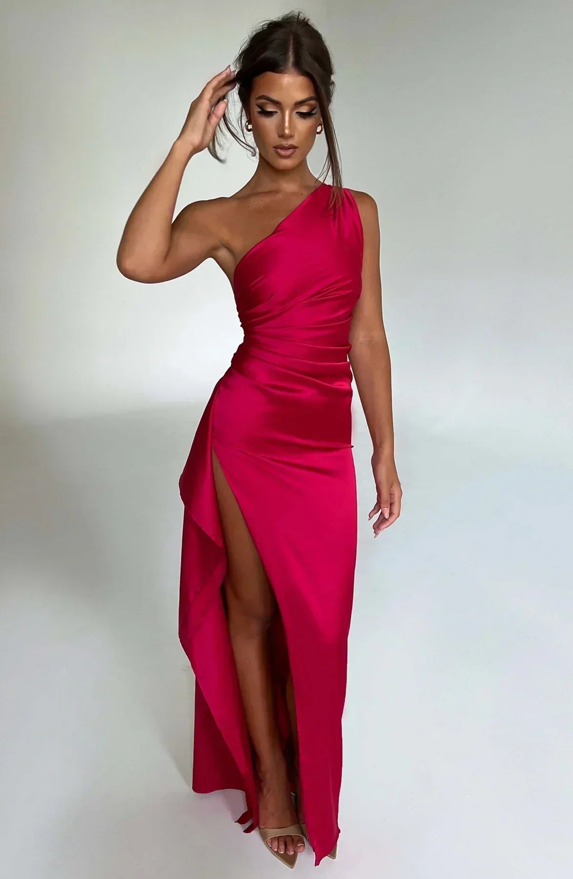 Valenzora | Elegantes schulterfreies Satinkleid mit Schlitz