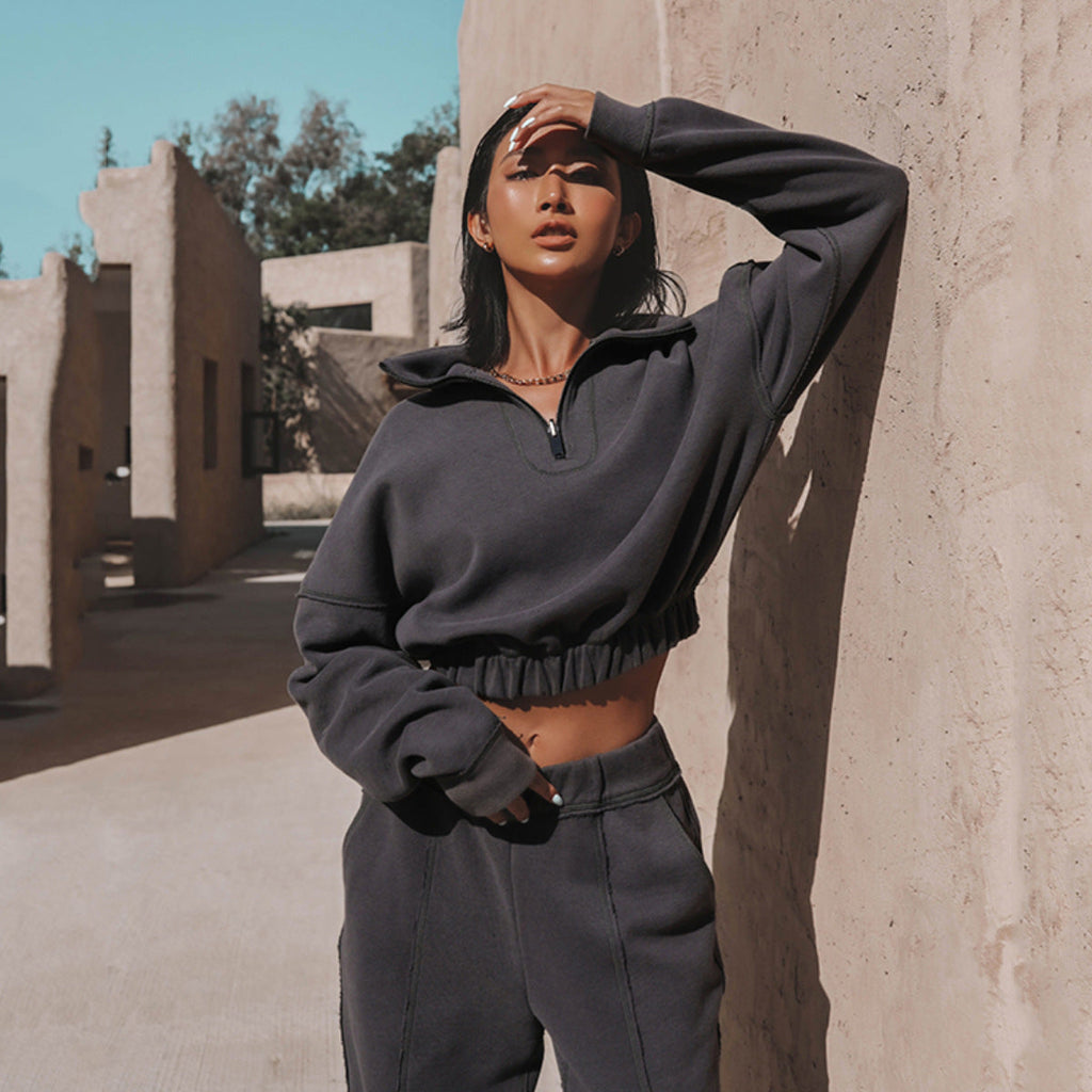 Valenzora | Part sporty cropped sweatshirt with jogging bottoms - Women's pullover tracksuit with zipper and elastic waistband