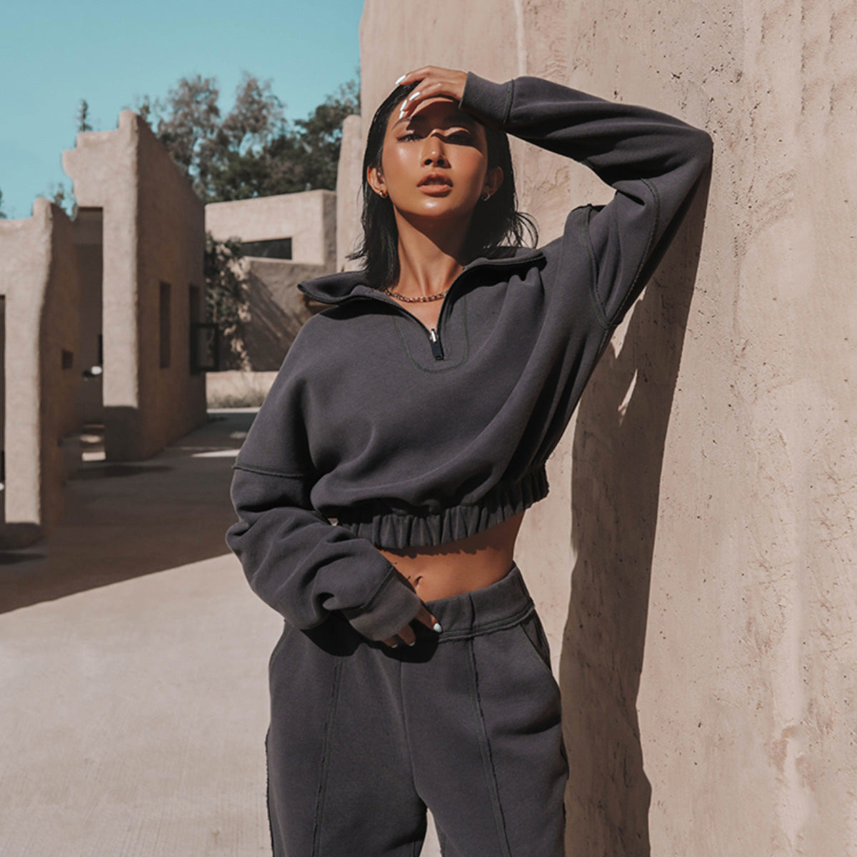 Valenzora | Part sporty cropped sweatshirt with jogging bottoms - Women's pullover tracksuit with zipper and elastic waistband
