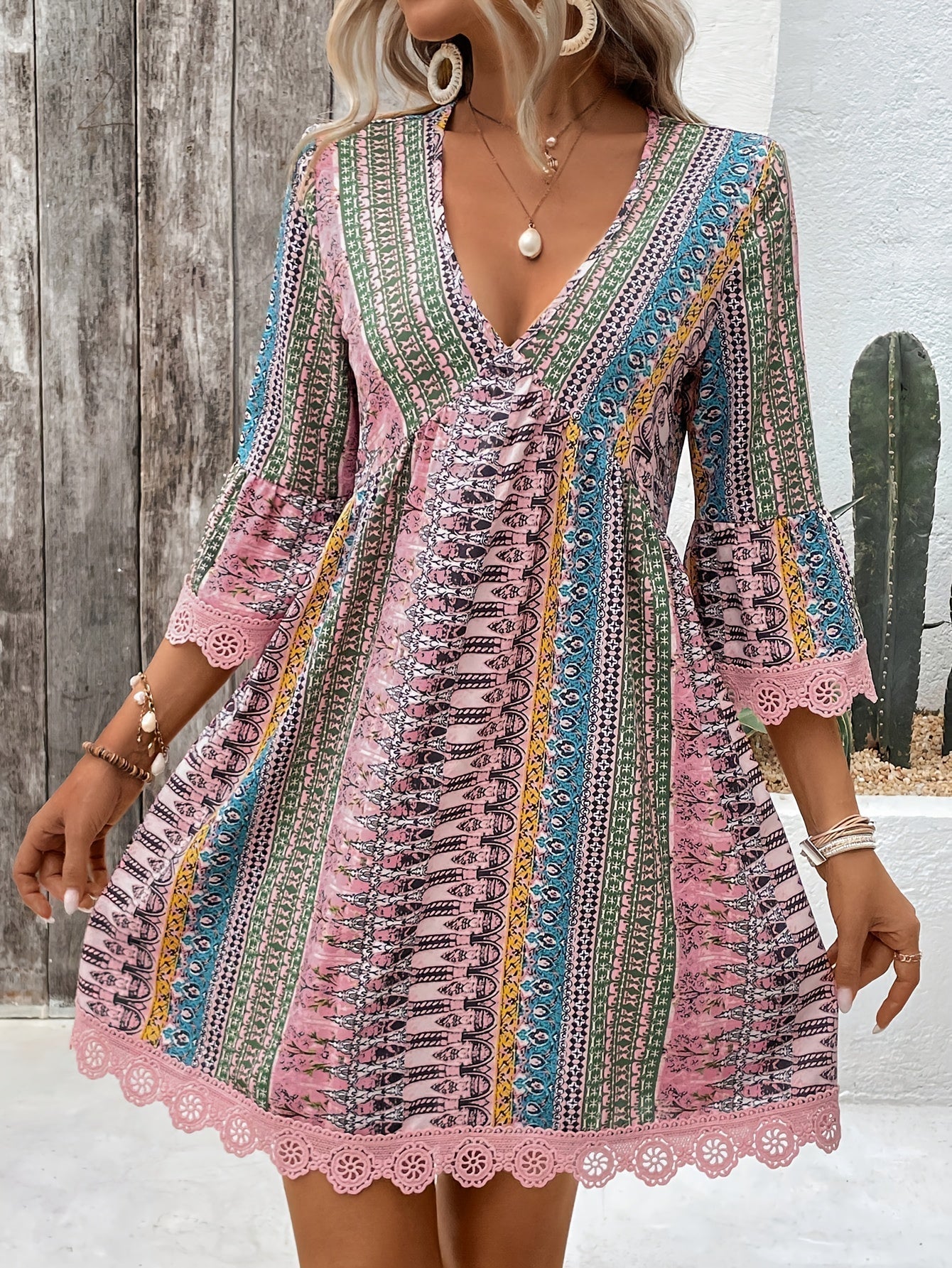 Valenzora | Elegant dress with V-neck and lace trim