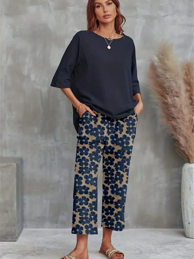 Valenzora | Solid T-shirt with wide legs and round neckline with floral motif