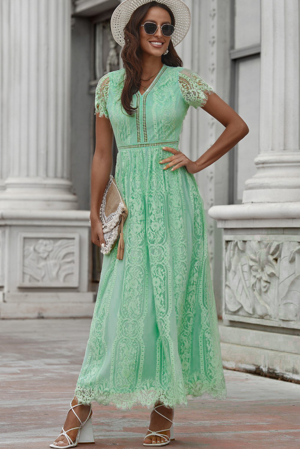 Valenzora | Spitzen-Plunge-Kleid mit gewelltem Saum