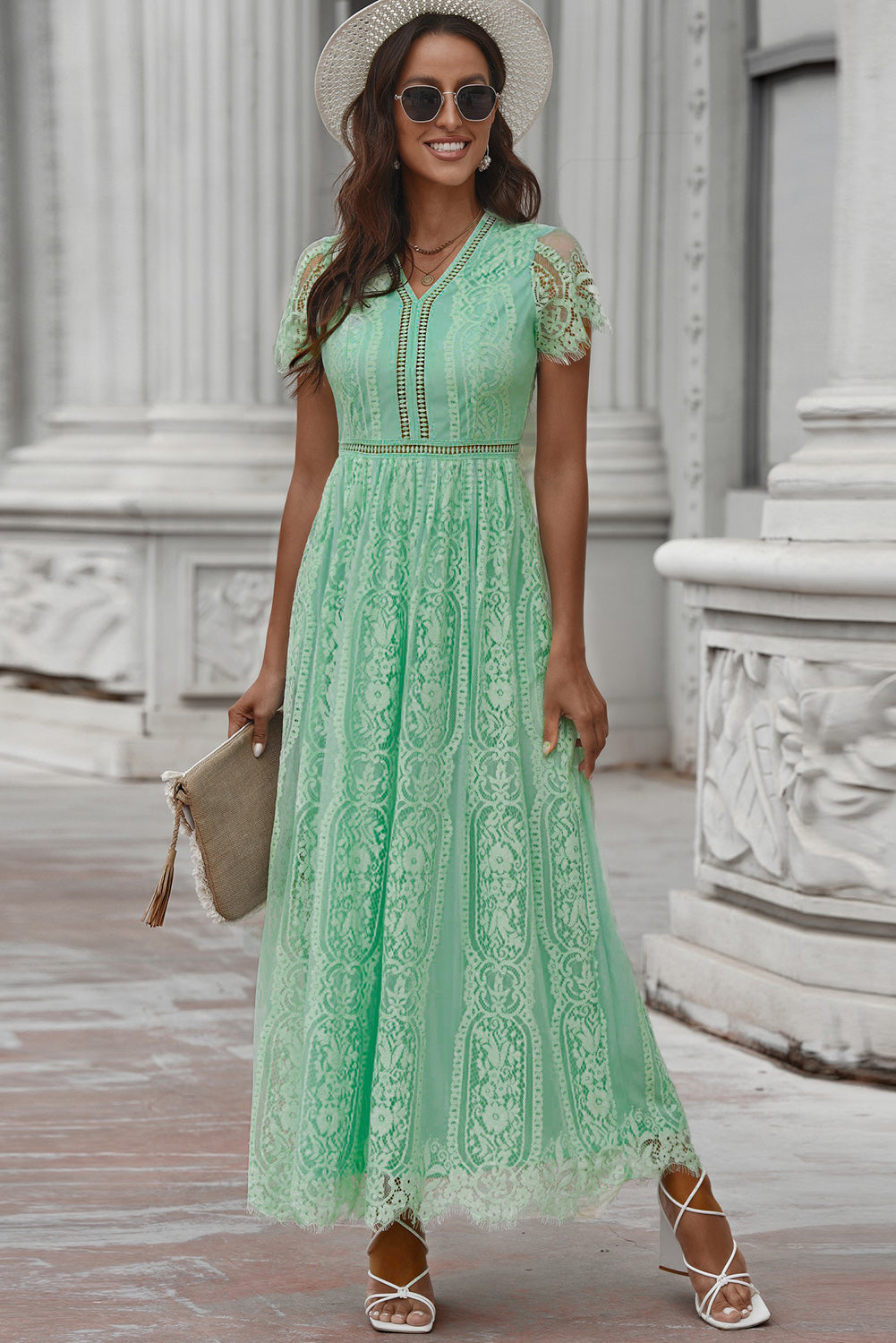 Valenzora | Spitzen-Plunge-Kleid mit gewelltem Saum