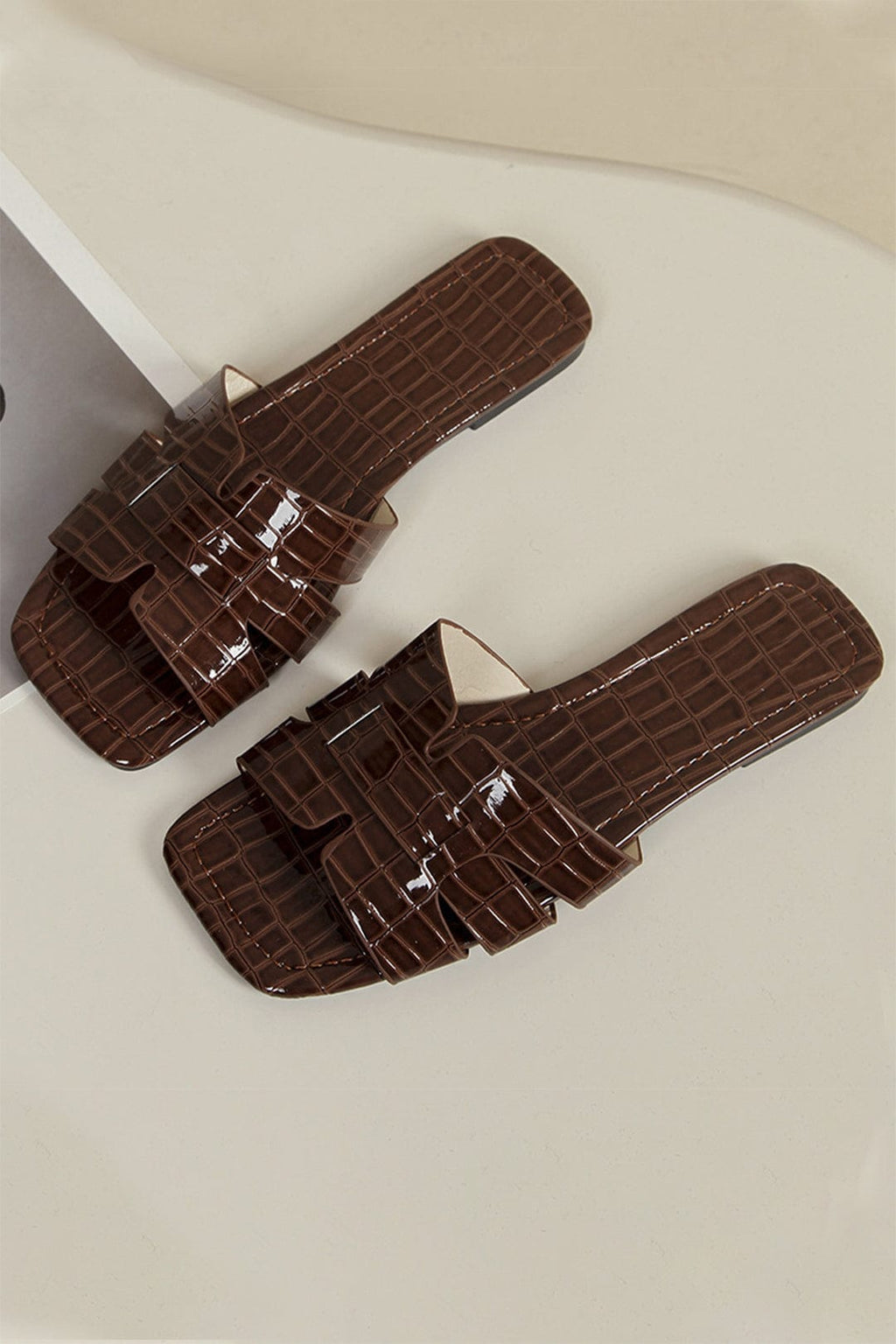Valenzora | White Slides with Crocodile Look