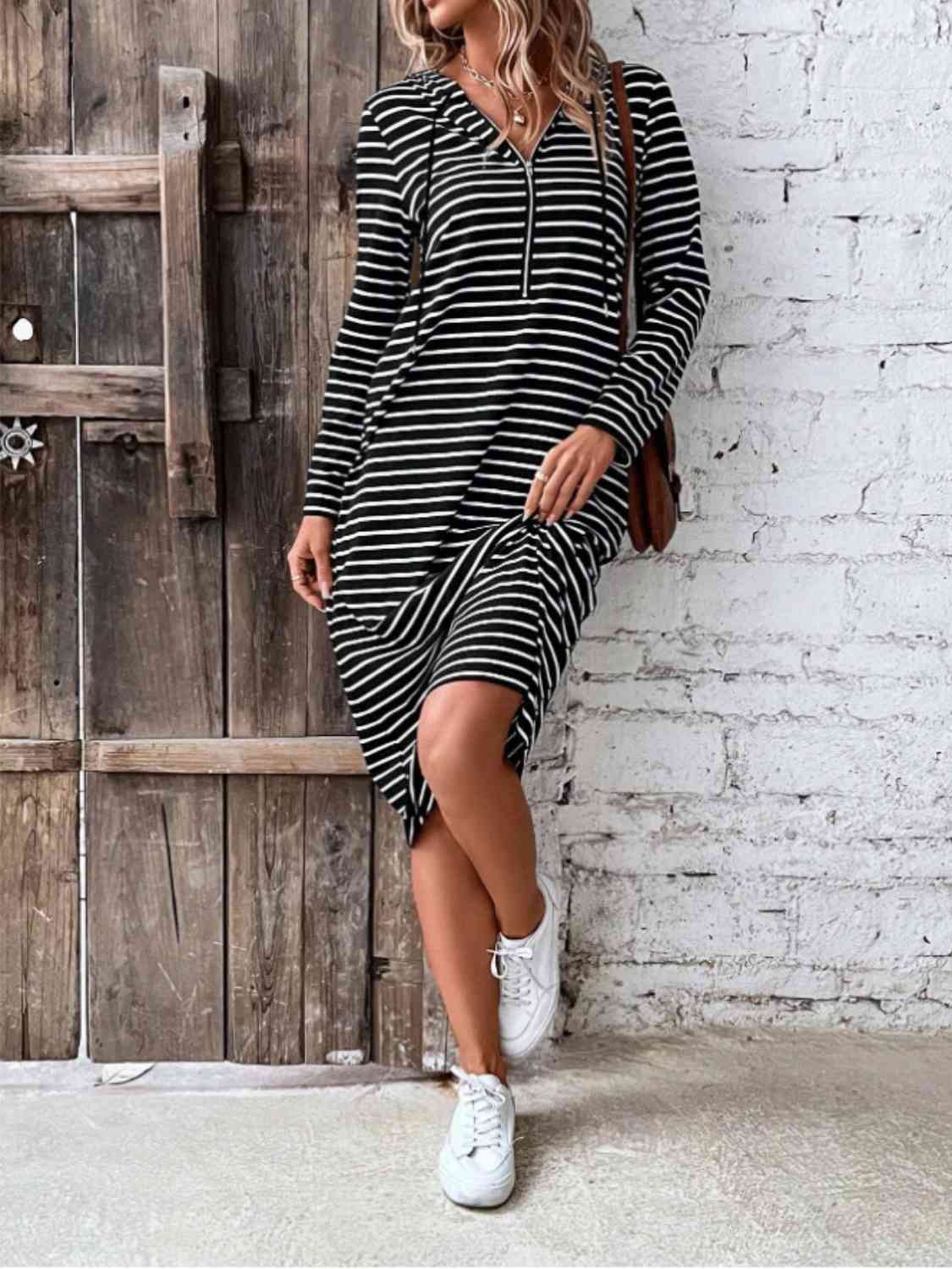 Valenzora | Gestreiftes Kapuzenkleid mit Reißverschluss