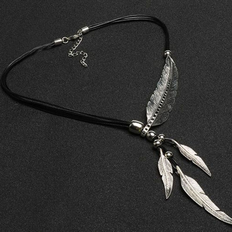 Valenzora | Golden Feather Necklace in Boho Style