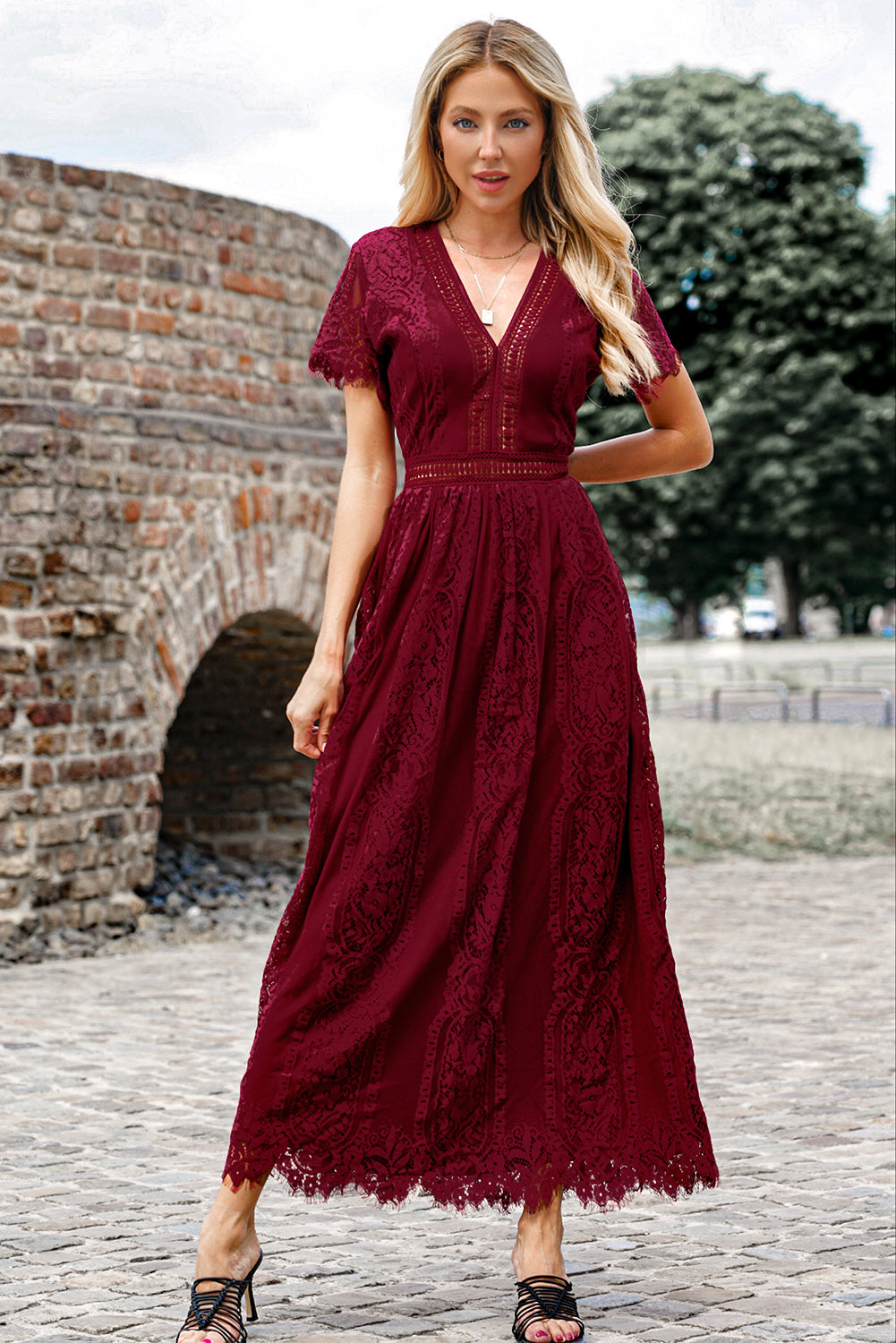 Valenzora | Spitzen-Plunge-Kleid mit gewelltem Saum