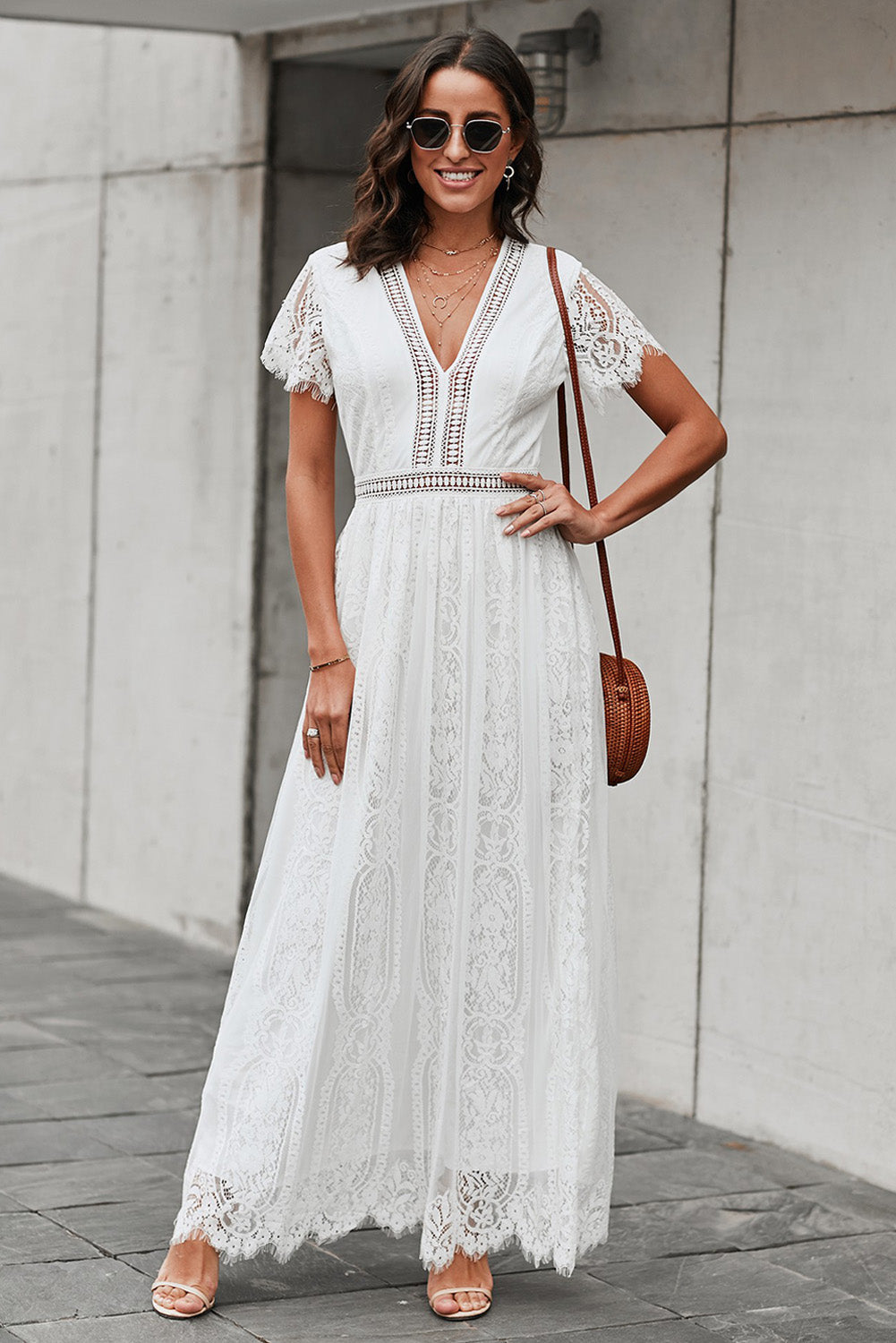 Valenzora | Spitzen-Plunge-Kleid mit gewelltem Saum
