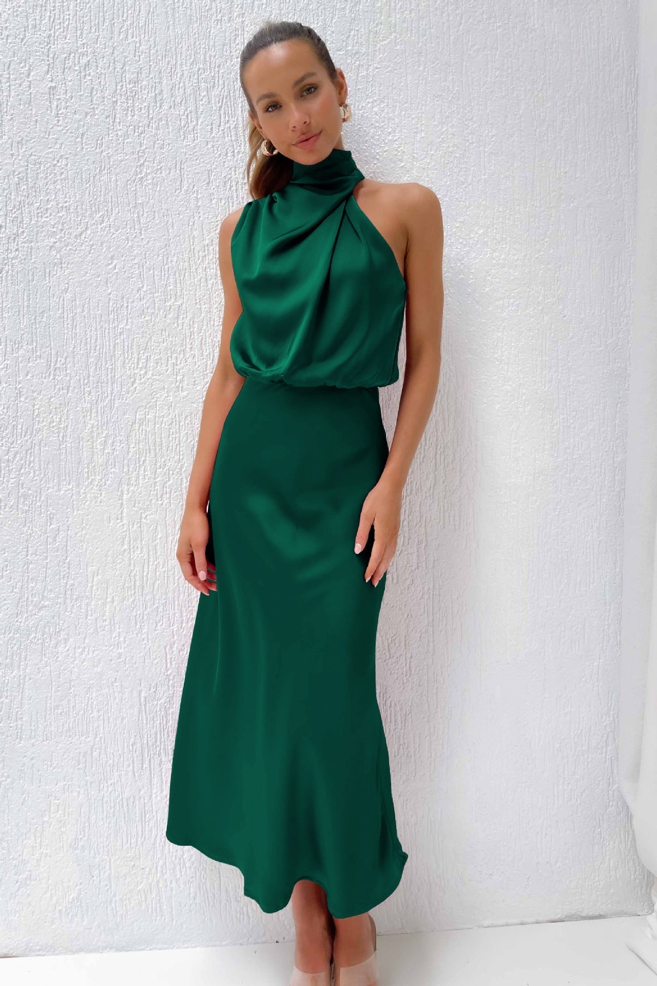 Valenzora | Long satin dress with halter neckline. Elegant, flowing & ideal for special occasions.