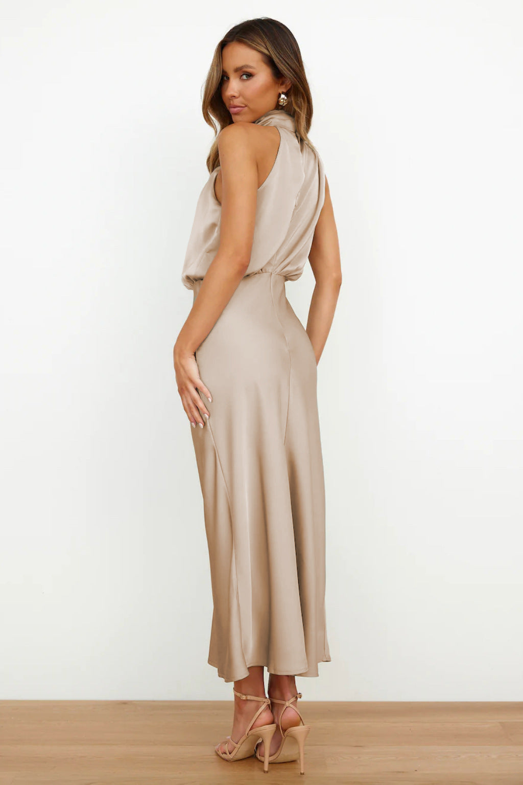 Valenzora | Long satin dress with halter neckline. Elegant, flowing & ideal for special occasions.