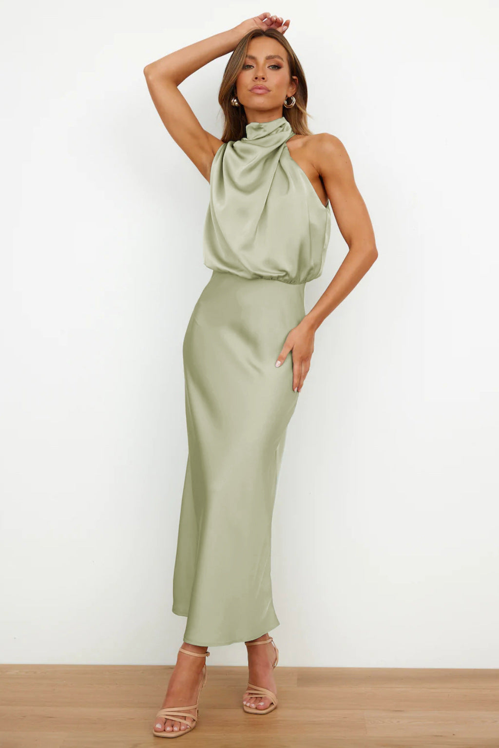 Valenzora | Long satin dress with halter neckline. Elegant, flowing & ideal for special occasions.