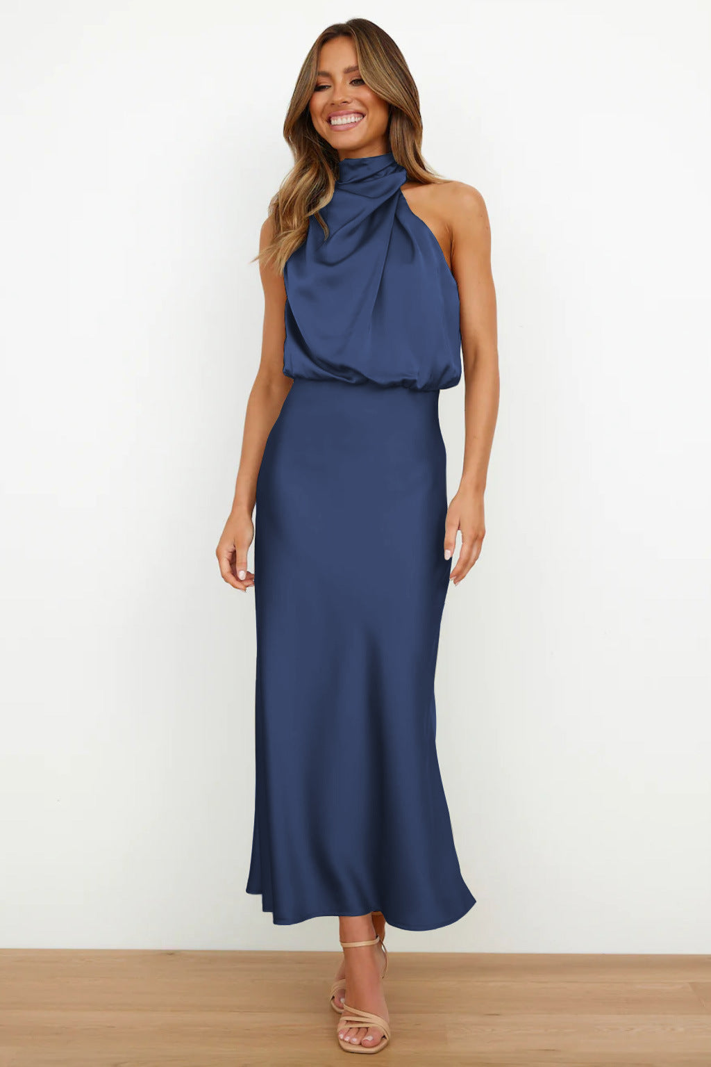Valenzora | Long satin dress with halter neckline. Elegant, flowing & ideal for special occasions.