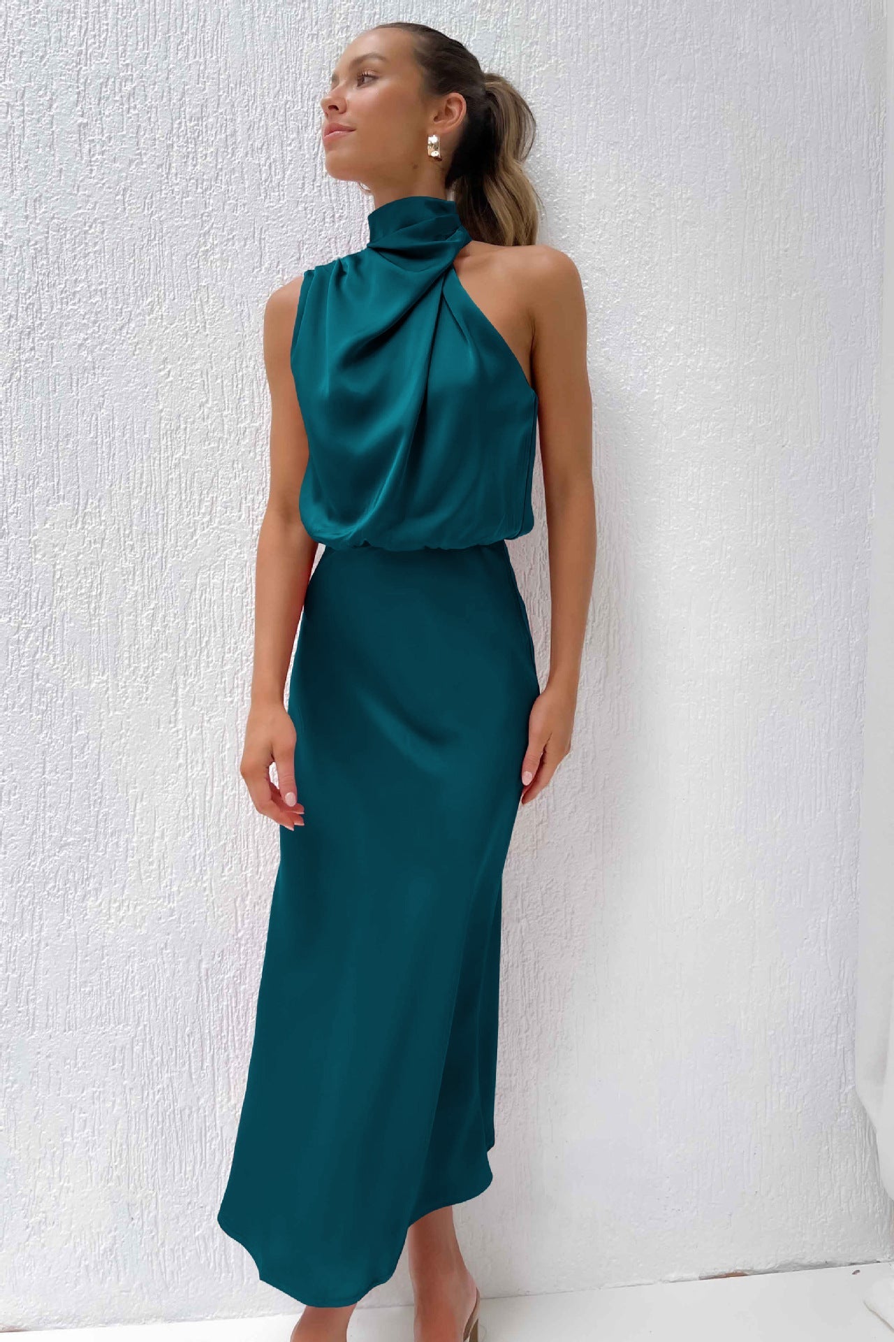 Valenzora | Long satin dress with halter neckline. Elegant, flowing & ideal for special occasions.