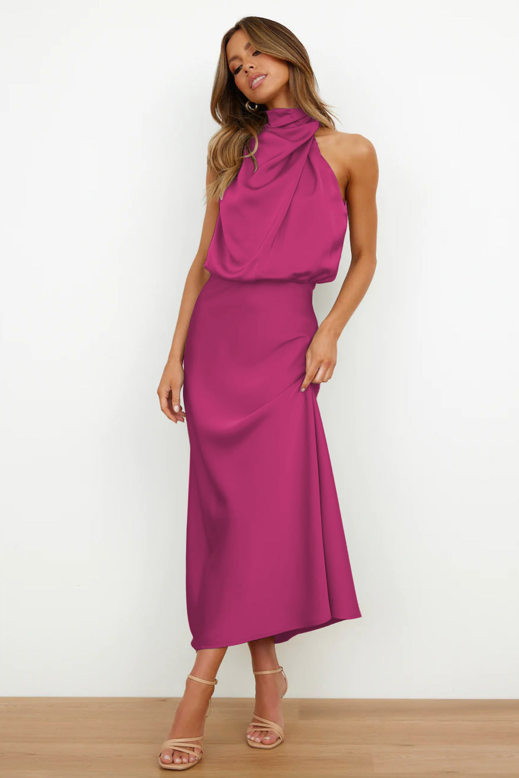 Valenzora | Long satin dress with halter neckline. Elegant, flowing & ideal for special occasions.