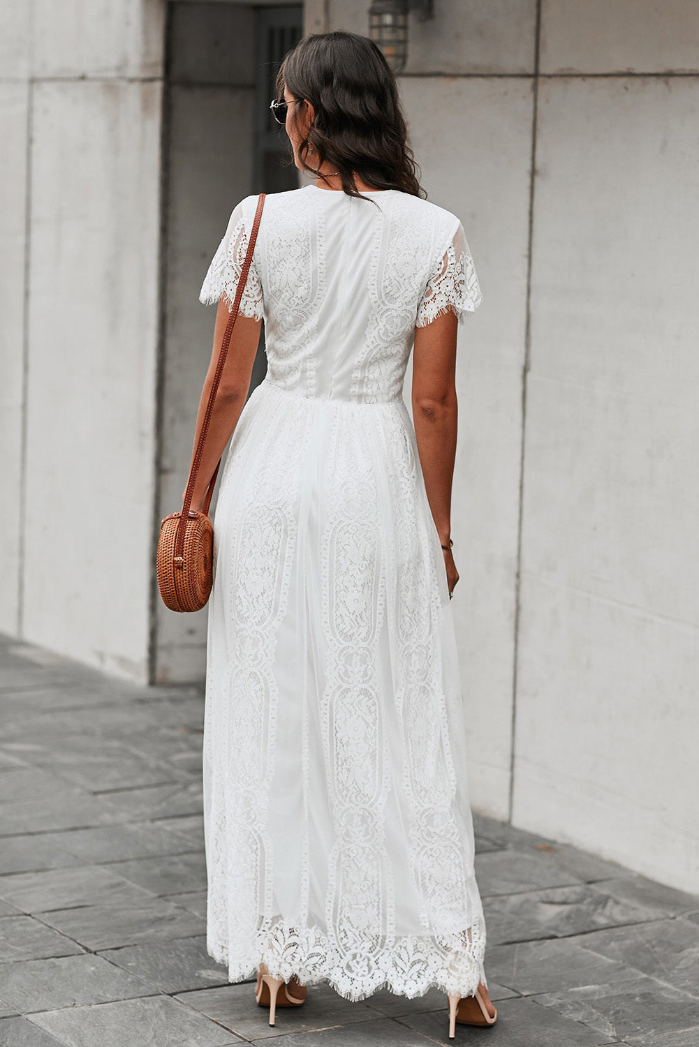 Valenzora | Spitzen-Plunge-Kleid mit gewelltem Saum