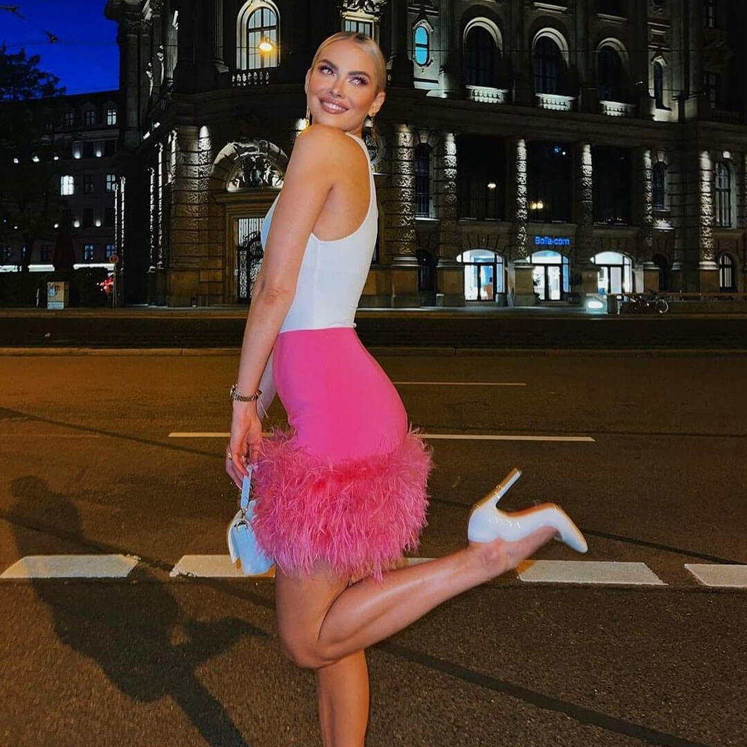 Valenzora | Chic high-waisted feather trim bodycon mini skirt