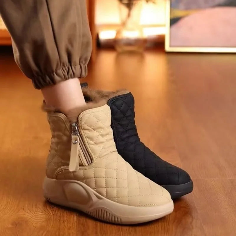 Short boots with side chain
