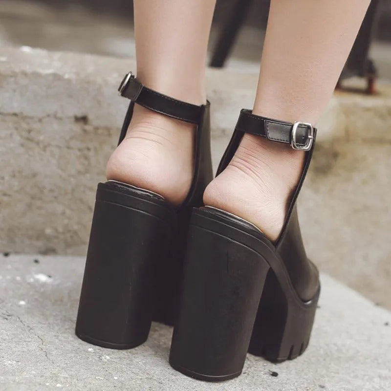 Valenzora | Sandals with a thick heel