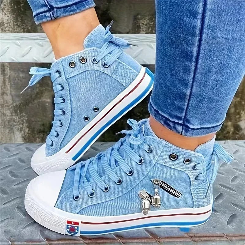 Valenzora | Urban sneaker look with jeans and zipper