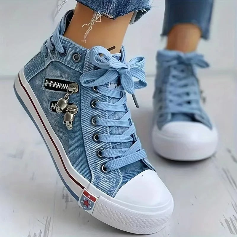 Valenzora | Urban sneaker look with jeans and zipper