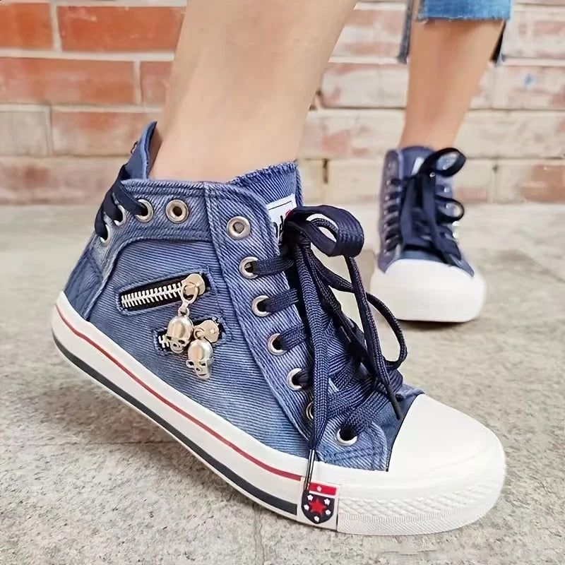 Valenzora | Urban sneaker look with jeans and zipper